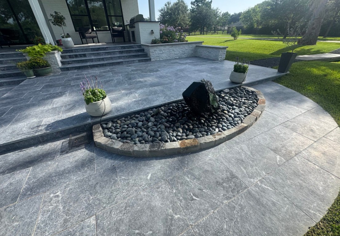 Low-maintenance modern concrete patio with decorative features in Alexandria, LA